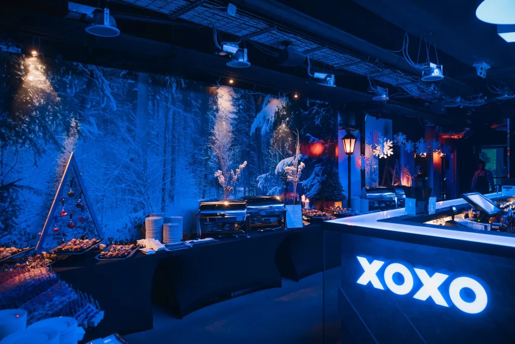 Przyjęcie świąteczne dla firm z barem i zimową scenografią XOXO Party