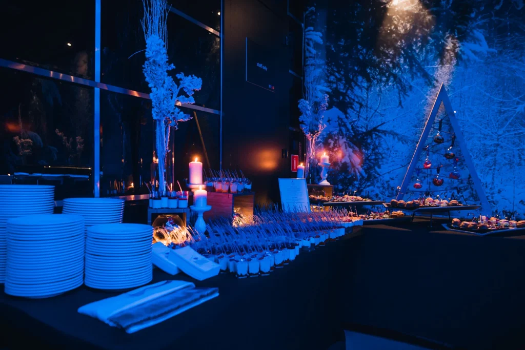 Impreza świąteczna Warszawa z cateringiem i dekorowanym wnętrzem