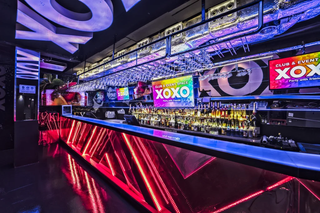 Organizacja bankietu Warszawa przy efektownie oświetlonym barze XOXO Party