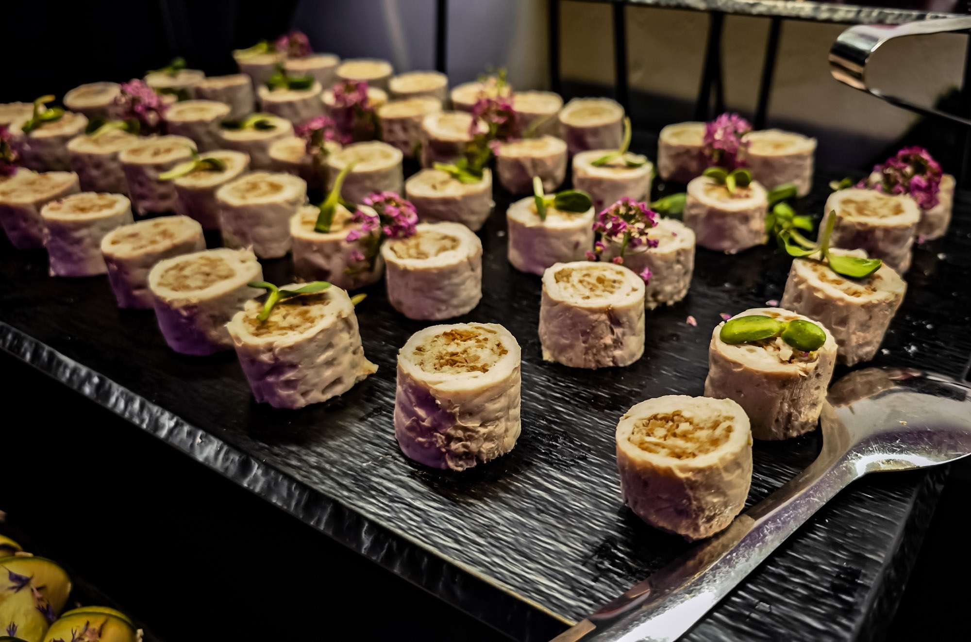 Catering na imprezy firmowe – serwis, który odpowiada, zanim gość zapyta