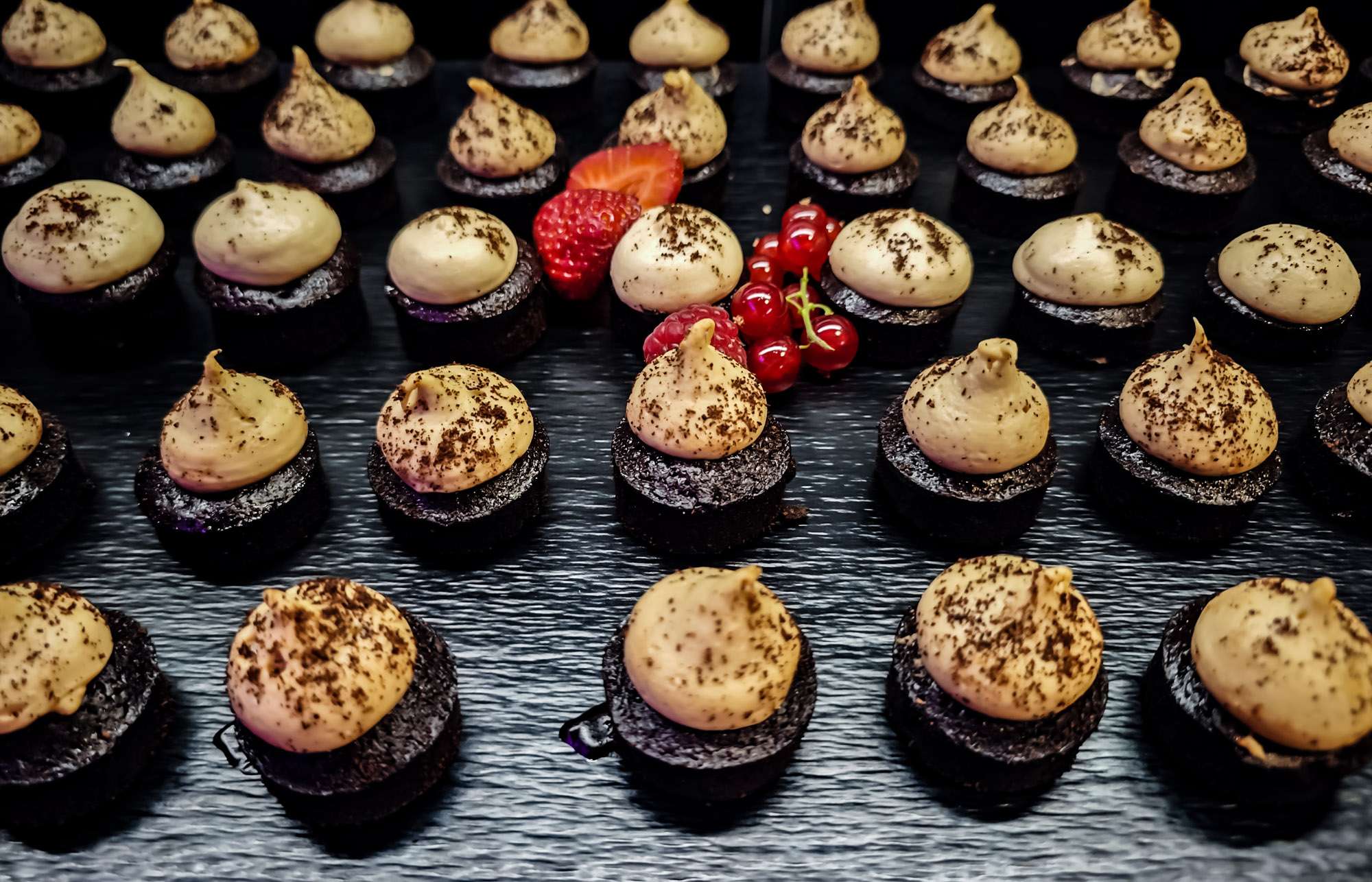 Catering impreza Warszawa – menu zaprojektowane pod konkretny event w XOXO Party